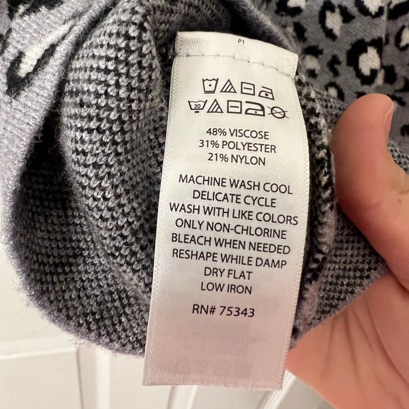 Women’s Tahari Size Small Gray, black, and white cheetah print sweater - Picture 4 of 6